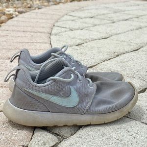 Nike grey kid sneaker